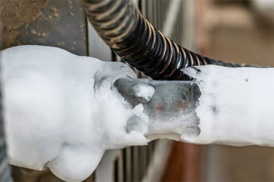 Tuyết bám trên van ống nhỏ dàn lạnh - dấu hiệu máy lạnh hết gas