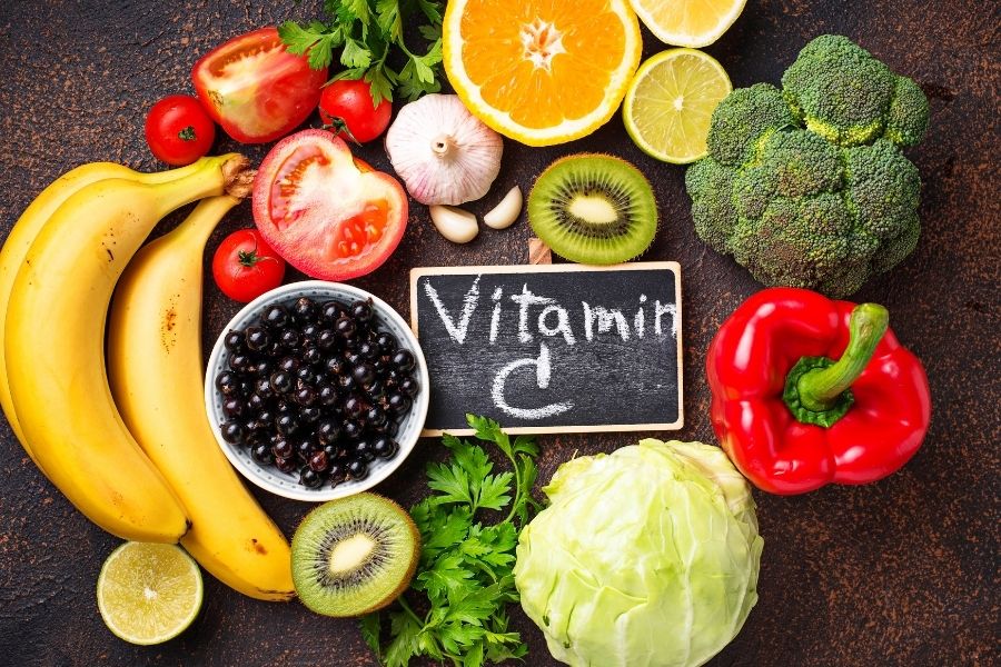 Bổ sung vitamin và khoáng chất qua các loại rau xanh, trái cây, các loại thịt, cá