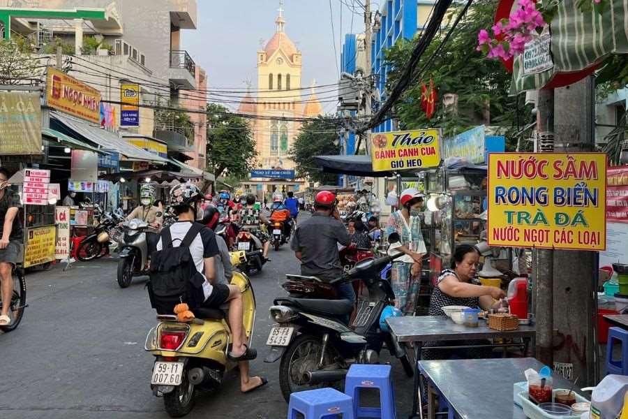 Địa điểm ăn vặt Sài Gòn: Chợ 200 quận 4 tấp nập thực khách ghé thăm