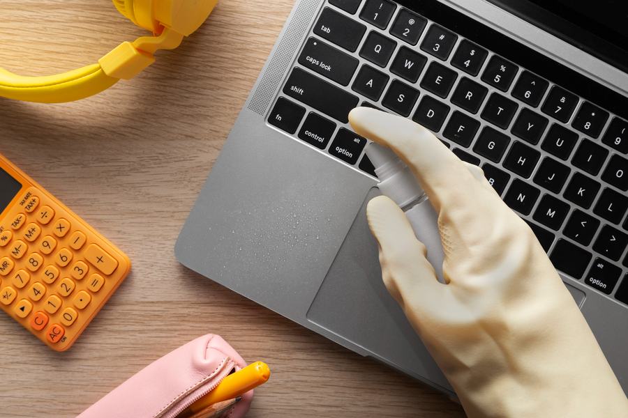 vệ sinh bàn phím macbook là dùng dung dịch để vệ sinh bụi bẩn