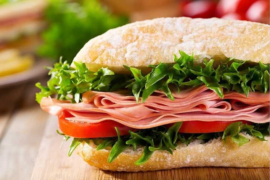 Bánh mì sandwich với thịt hun khói, rau xà lách giúp bé đổi vị
