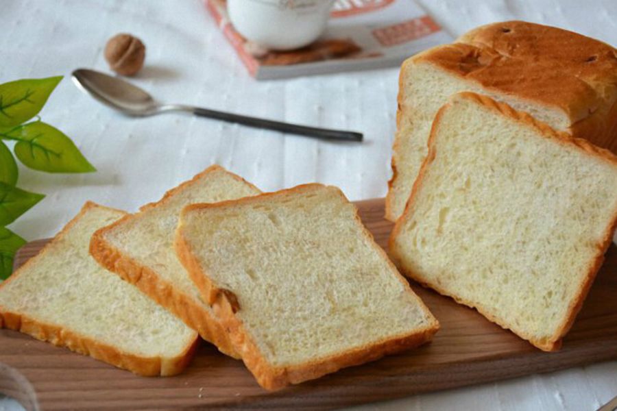Bánh mì sandwich kẹp cùng trứng cá hồi là 1 món ăn sáng đầy đủ dinh dưỡng