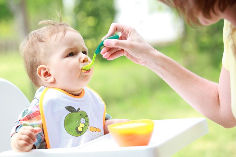 Trẻ em từ 6 tháng tuổi trở đi đã bắt đầu có thể ăn dặm thay thế cho sữa bột hoặc sữa công thức