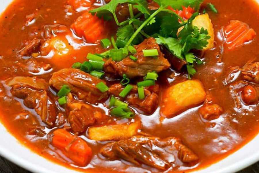 Món thịt bò sốt vang là món ăn có nguồn gốc từ phương Tây