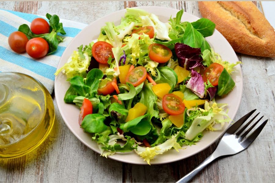Salad rau giúp bổ sung chất xơ và vitamin