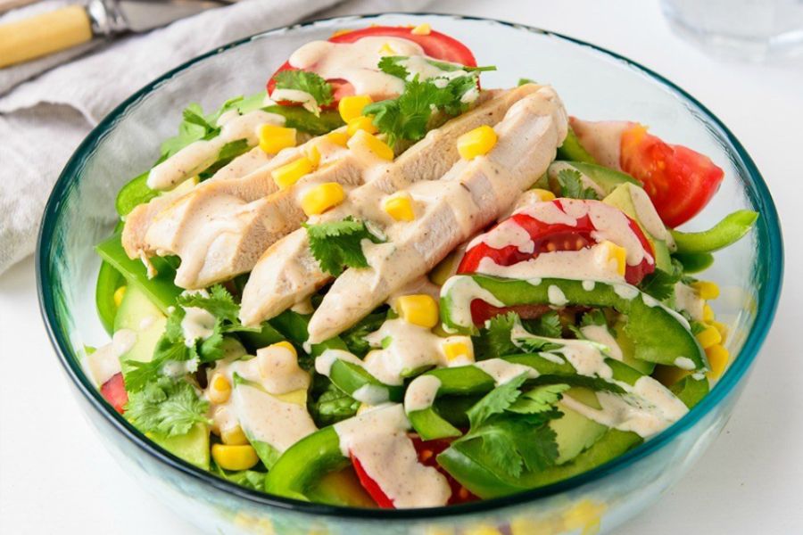 Salad ức gà có lợi cho quá trình giảm cân