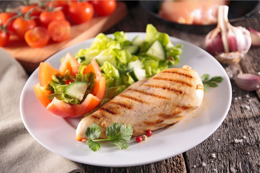 Bổ sung protein cho bữa ăn bằng thịt gà