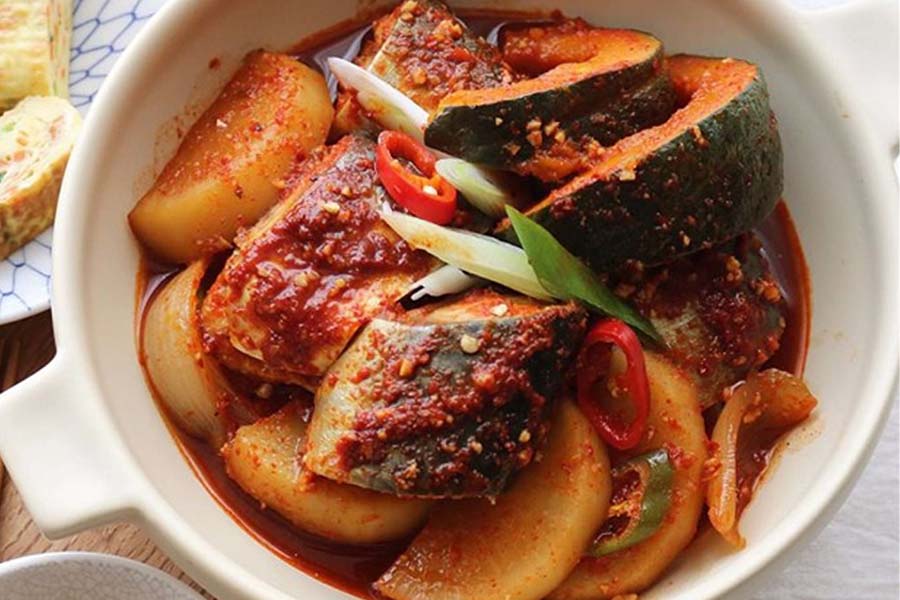 Cách kho cá của người Hàn chú trọng nguyên liệu ớt bột nên màu sắc rất đẹp mắt, hương vị mới lạ