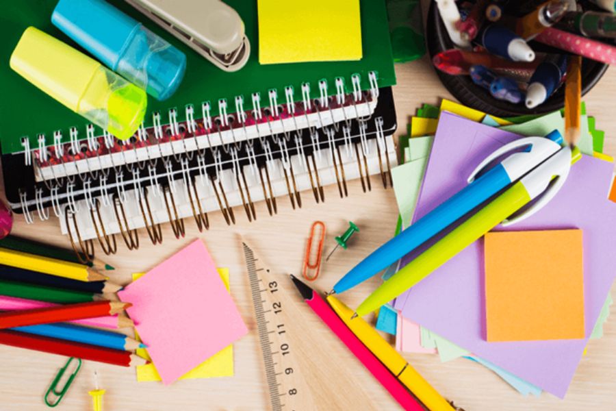 Các loại giấy, bút, đồ dùng cần thiết cho quá trình học tập tại trường
