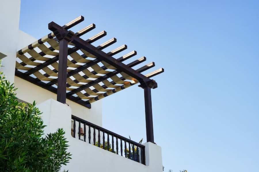 Canopy được sử dụng phổ biến ở các công trình nhà ở, trung tâm thương mại,...