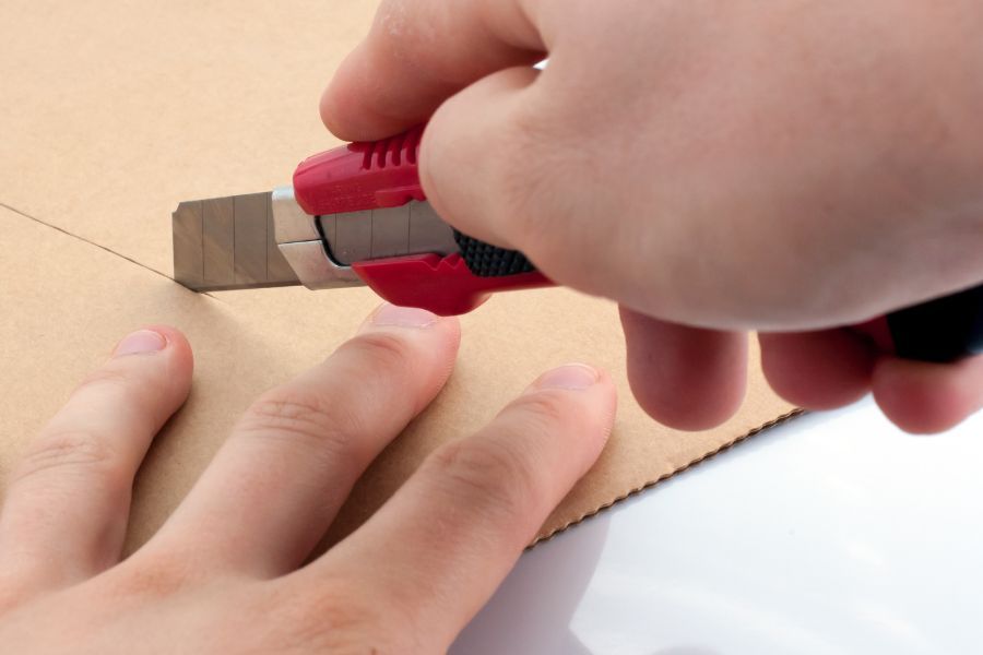 Dùng kéo hoặc dao rọc giấy để cắt miếng bìa theo kích thước phù hợp
