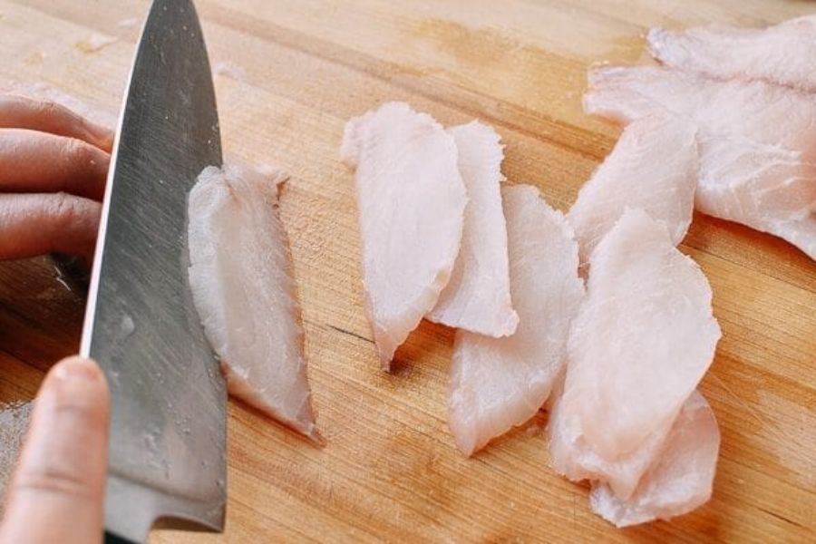 Chả cá là món ăn được làm từ thịt cá xay nhuyễn và tạo hình tùy thích