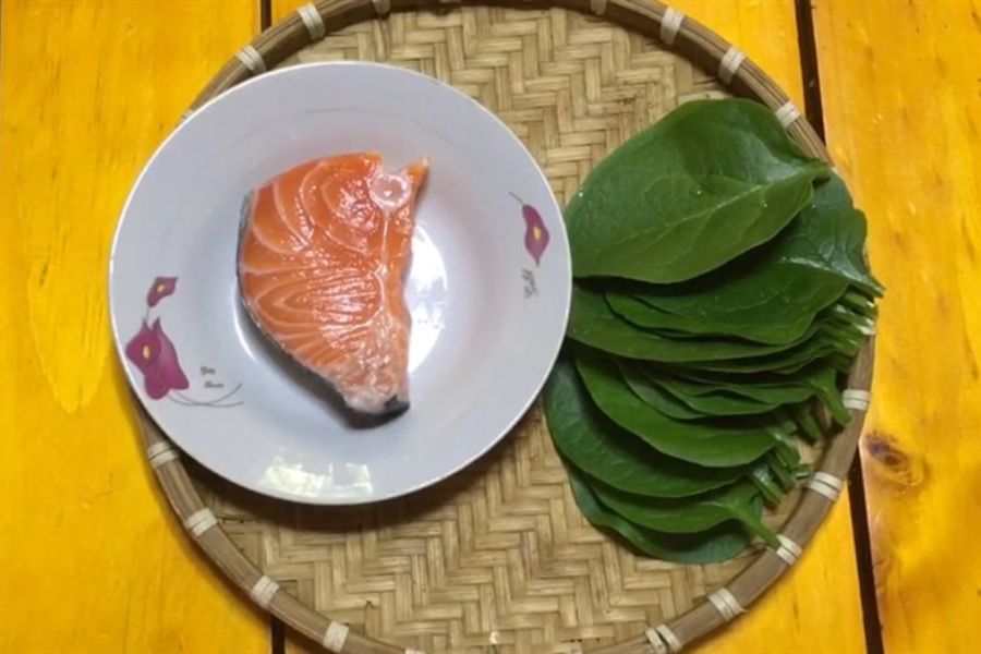 Bạn có thể tự tay chế biến cá hồi và rau mồng tơi thành món cháo đầy đủ chất dinh dưỡng cho bé