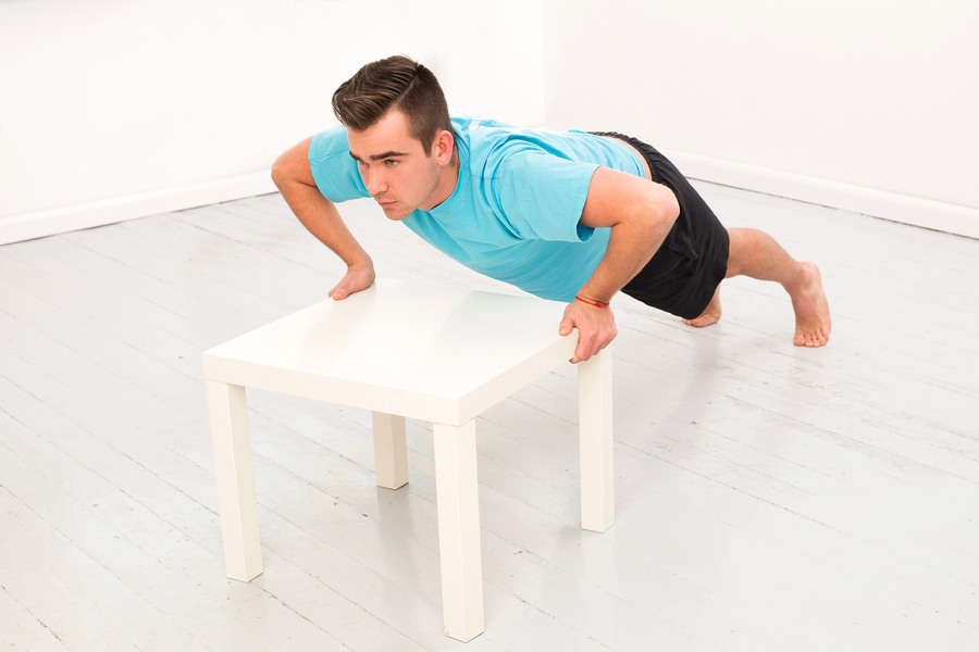Chống đẩy với bàn giúp cải thiện khả năng tập trung và thăng bằng