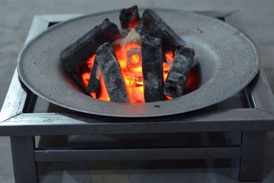 Đặt bếp than để bắt đầu nướng dẻ sườn bò