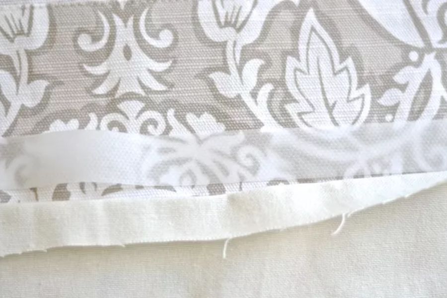 Dùng bàn ủi lên băng dính vải để nối rèm lại