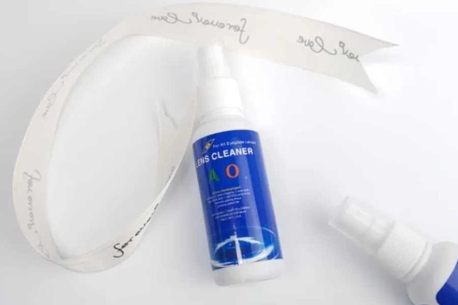 Dung dịch vệ sinh kính LensCrafters giúp làm sạch các vết bẩn trên kính