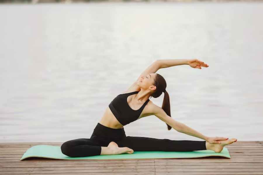 Tập yoga đánh bay mọi mệt mỏi, căng thẳng sau giờ làm việc