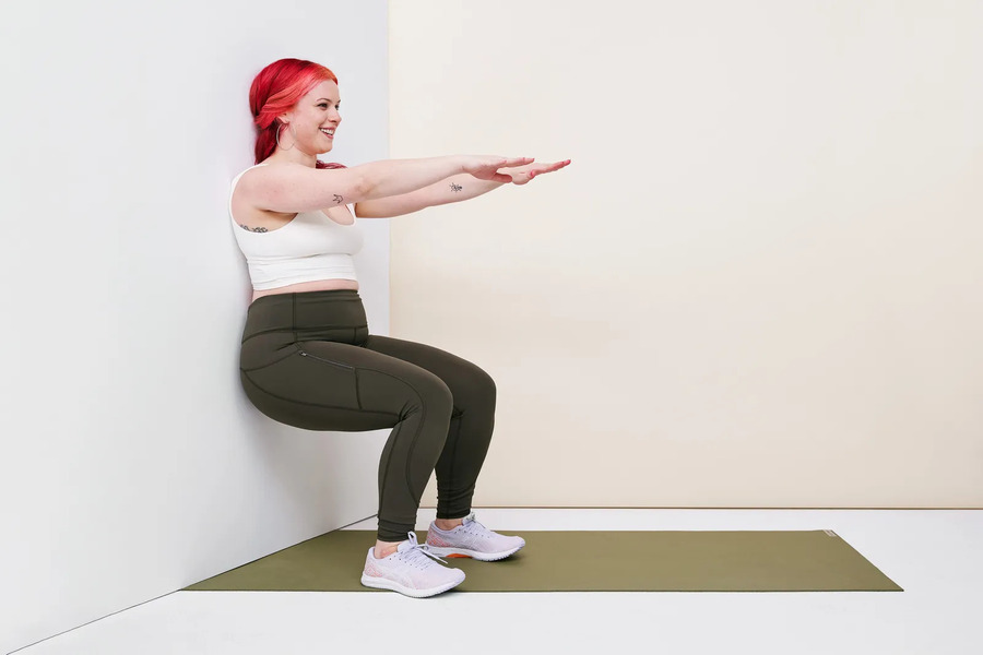 bài tập thể dục cho dân văn phòng - Ngồi dựa lưng vào tường