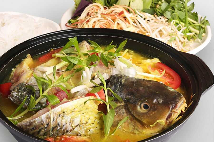 Lẩu cá thường ăn kèm với rau muống, rau chuối, bún, rau ngổ, ngò gai,...