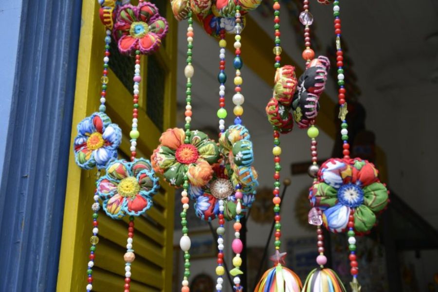 Màn cửa độc đáo với những hạt cườm đan xen cùng đóa hoa bằng vải