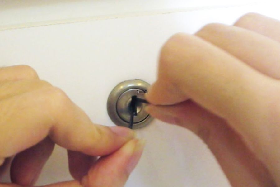 Sử dụng kẹp tăm để mở khóa tủ khi mất chìa tại nhà