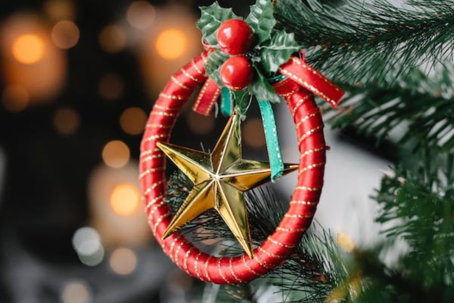 Ngôi sao tượng trưng cho may mắn nên thường được sử dụng để trang trí cây tùng Noel