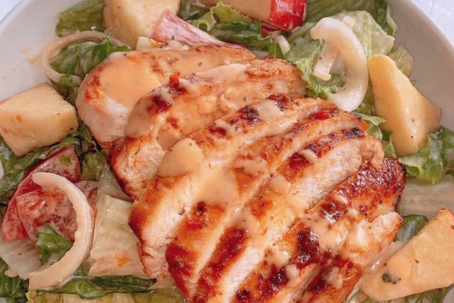 Salad gà nướng thích hợp cho những bạn muốn tăng cân, da đẹp