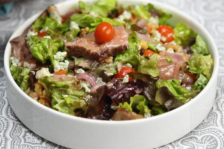Salad thịt bò ăn kèm với các loại rau và sốt sẽ rất thanh mát, dễ ăn, tốt cho sức khỏe