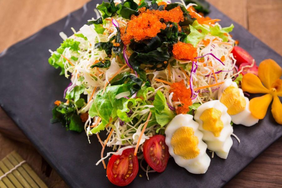 Món salad trứng cá hồi thơm ngon hấp dẫn và có màu sắc bắt mắt