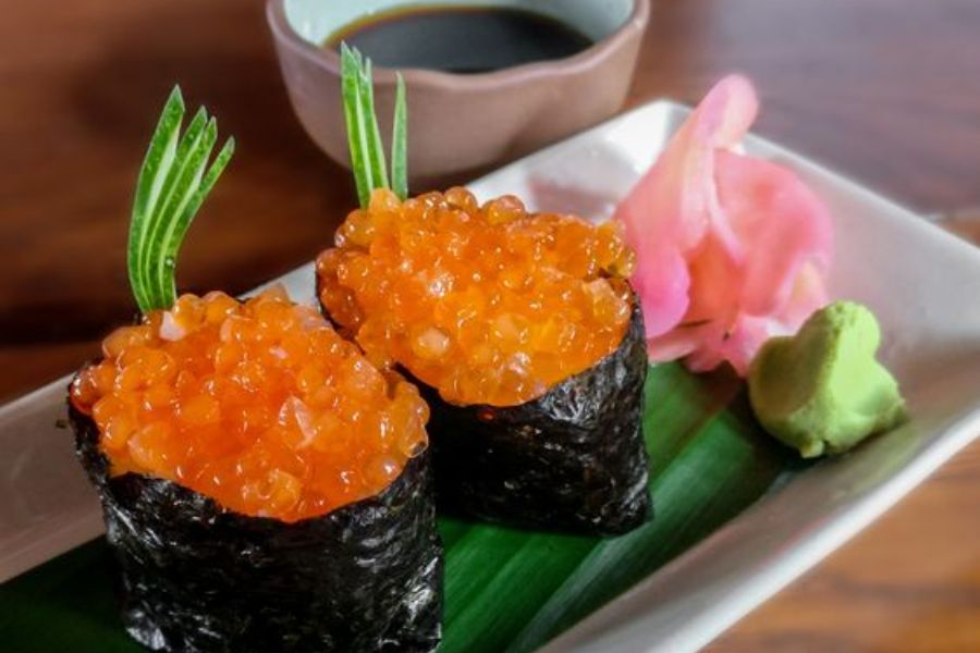 Chế biến trứng cá hồi thành món sushi ngon tuyệt
