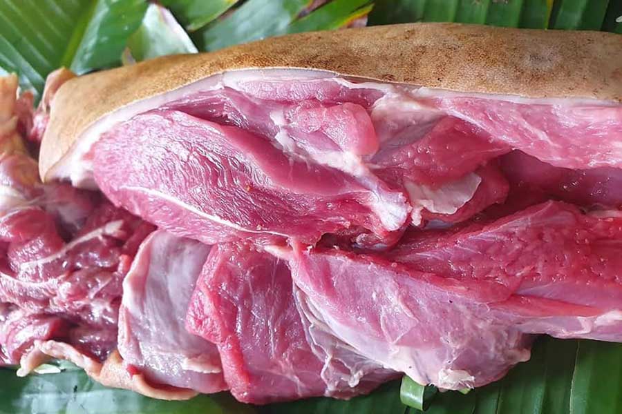 Thịt bê có đặc điểm là thớ nhỏ, màu đỏ tươi, ít mỡ và lớp da mỏng