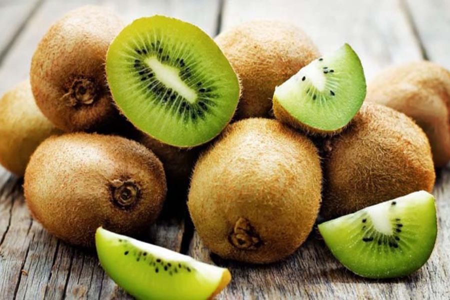 Kiwi chứa nhiều vitamin C giúp bé tăng cường hệ miễn dịch, hấp thụ tốt