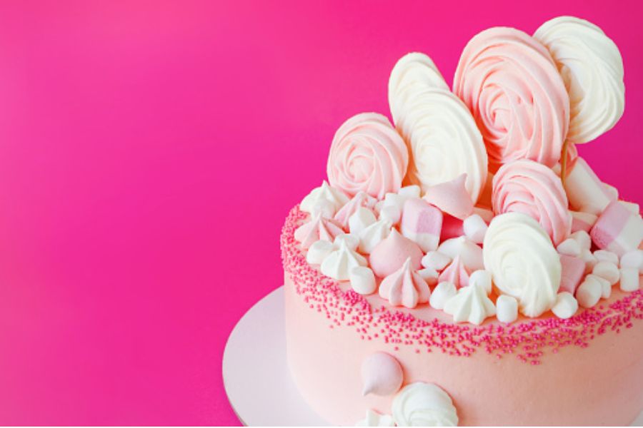 Trang trí bánh kem đơn giản bằng những loại kẹo mà bạn yêu thích