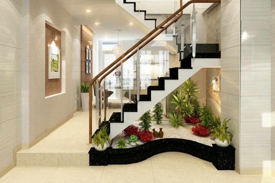 Trang trí cây xanh gầm cầu thang giúp không gian nhà ở mát mẻ hơn