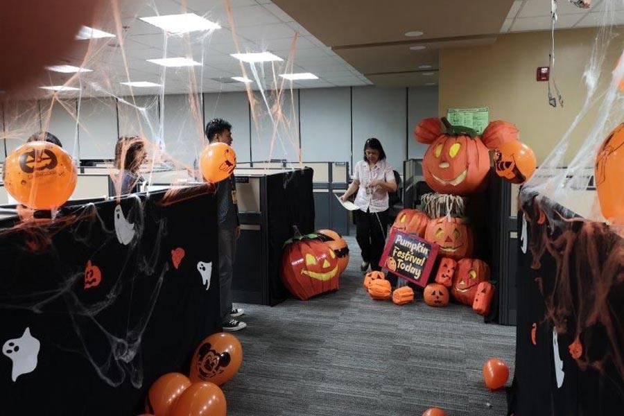 Chỉ với bong bóng và bí ngô là bạn đã có thể trang trí văn phòng ngập tràn không khí Halloween rồi.