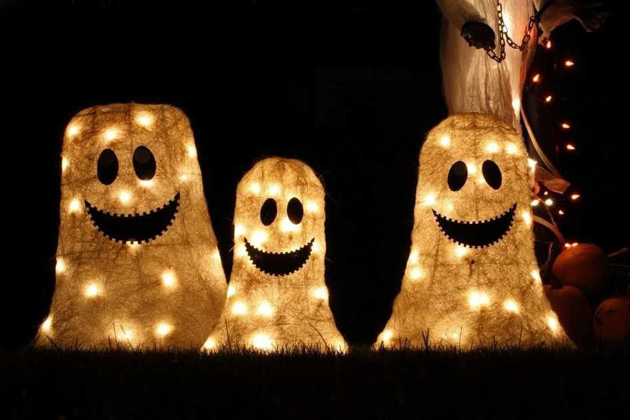Những hình nộm ma quái được làm bằng bình thủy tinh làm không gian Halloween thêm phần lung linh.