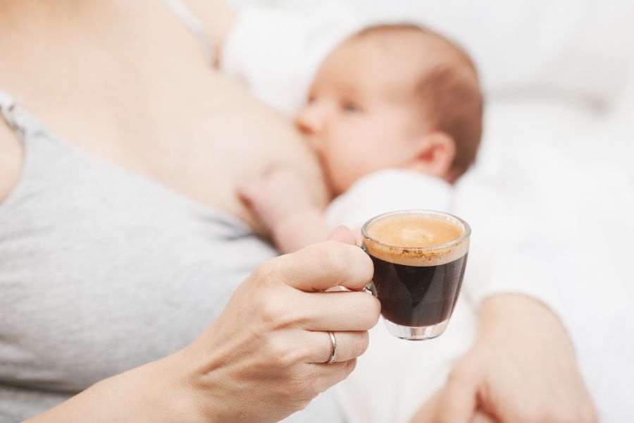 Bữa đêm có thể cho bé bú thêm sữa mẹ hoặc sữa công thức