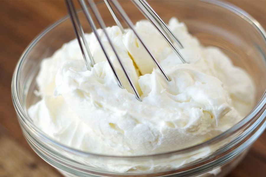 Có thể thay đổi vani thành các nguyên liệu khác theo ý thích khi làm kem bơ kiểu Thụy Sỹ cách làm kem trang trí bánh sinh nhật