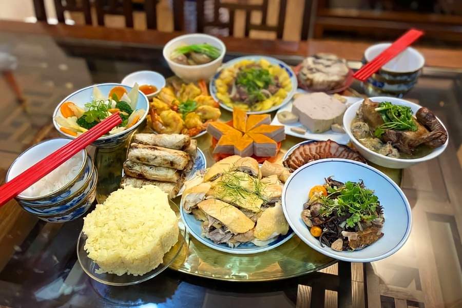 Gợi ý mẫu thực đơn thôi nôi với xôi, thịt gà và chả