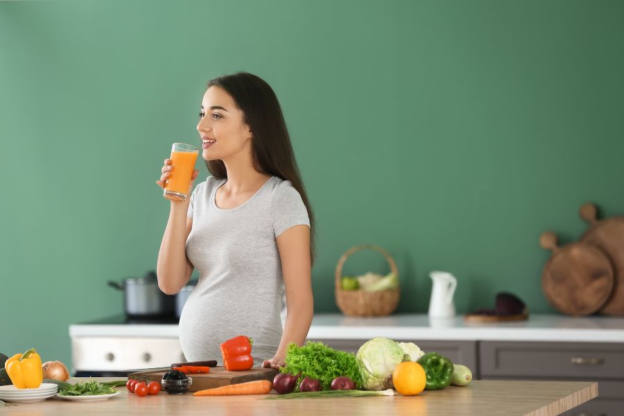 Khi mang bầu, cần có sự tư vấn của bác sĩ nếu muốn uống nước ép cà rốt