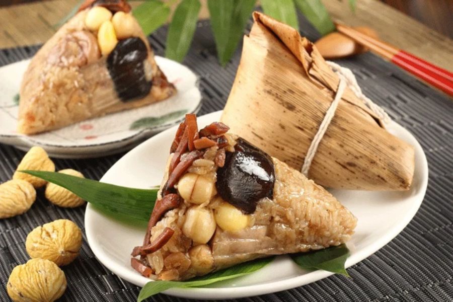 Bánh ú (bá trạng) là loại bánh thường thấy trong mâm cúng Tết Đoan Dương
