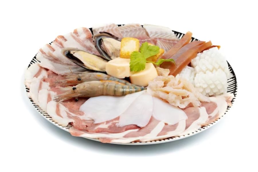 Trang trí món lẩu đẹp mắt với đĩa thịt, hải sản hấp dẫn