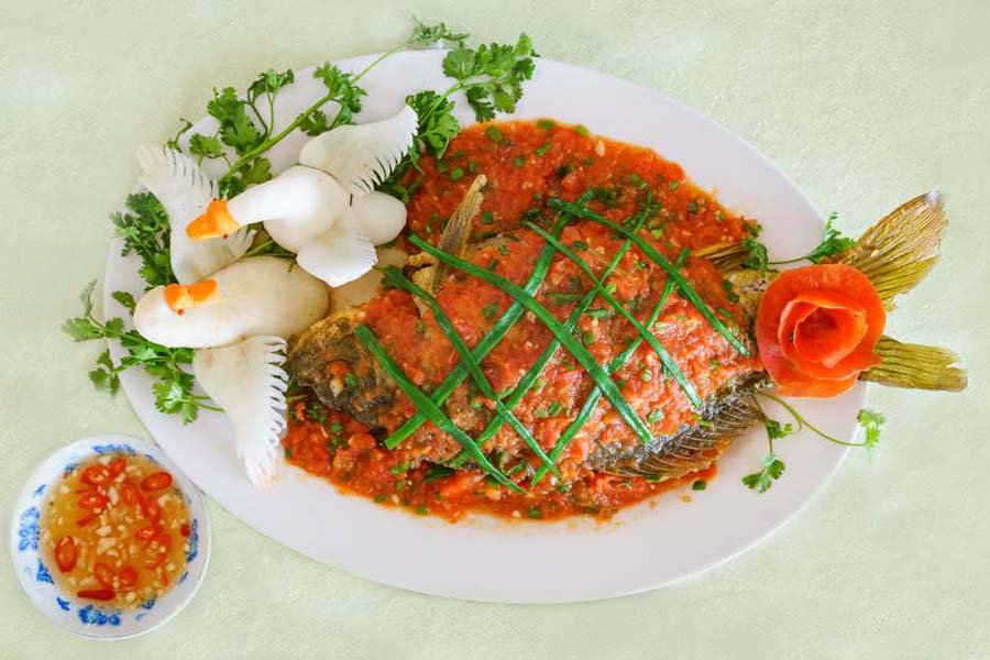 Món cá chép sốt cà chua khá đơn giản mà không kém phần thơm ngon
