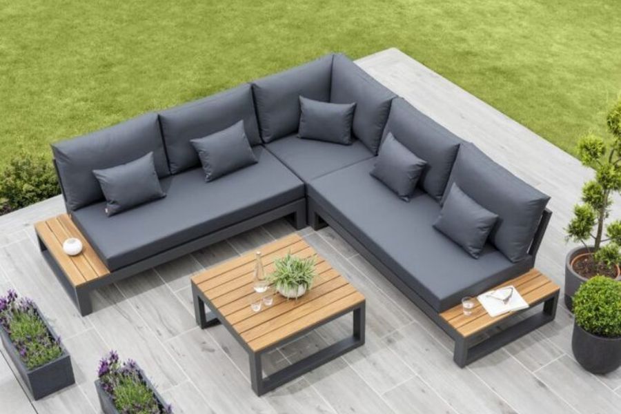Lựa chọn bàn ghế sofa có tông màu phù hợp với không gian quán cafe