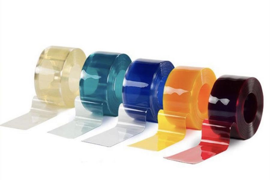 Màn nhựa PVC được đóng thành từng cuộn tròn, đa dạng màu sắc