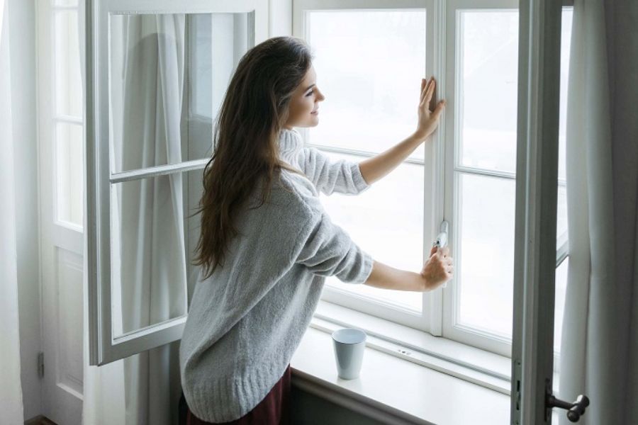 sử dụng điều hòa đúng cách bằng việc đóng kín cửa sổ để không thất thoát nhiệt ra bên ngoài