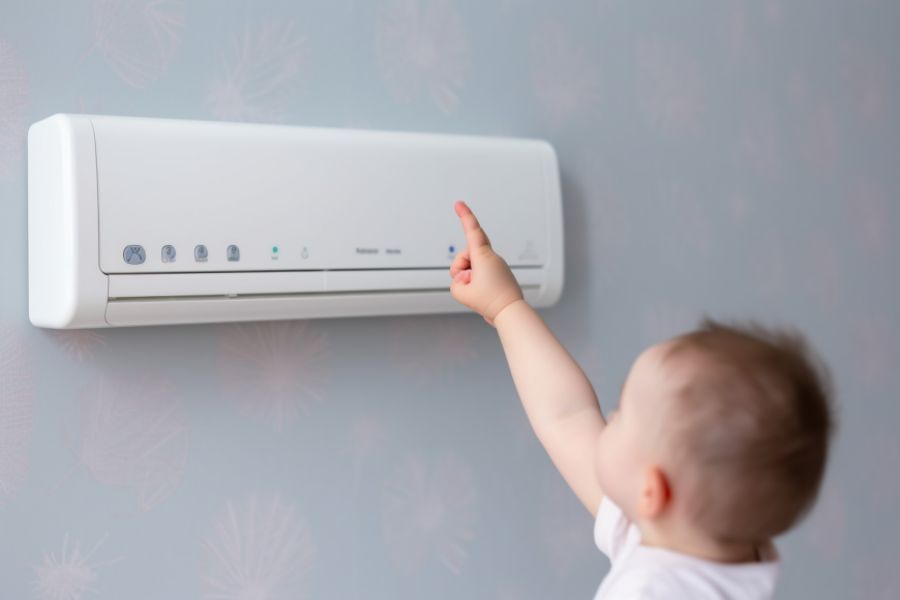 Giữ nhiệt độ phòng trong mức phù hợp để trẻ không bị ốm khi nằm điều hòa