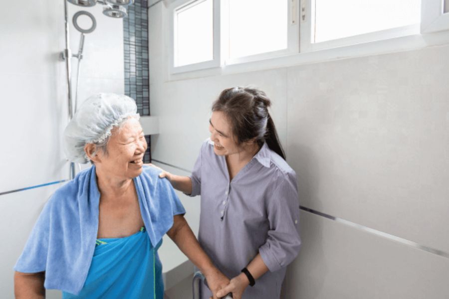 Giúp việc chăm sóc người già tại nhà nâng cao chất lượng cuộc sống
