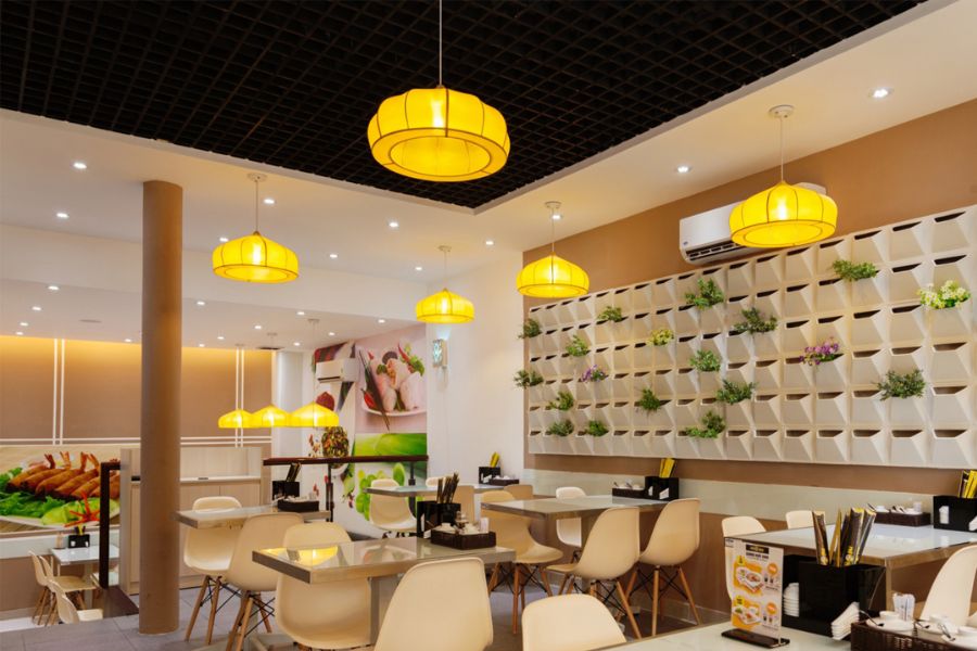 Đèn chiếu sáng cho bàn uống để cung cấp thêm ánh sáng cho khách hàng